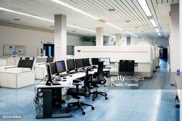 scatto della sala di controllo vuota della fabbrica di stampa - sala di controllo foto e immagini stock