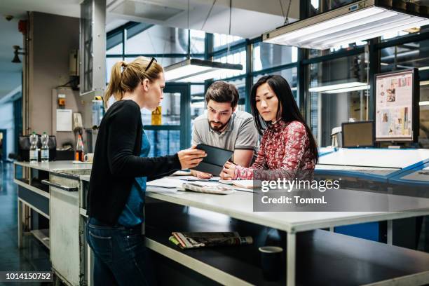 lavoratori della fabbrica di stampa che hanno una discussione - tipografia foto e immagini stock