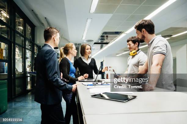 team van ingenieurs vergadering houden in fabriek - industrie office stockfoto's en -beelden