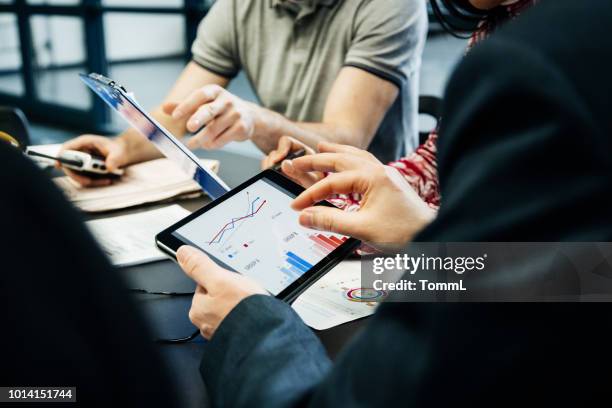 afdrukken fabrieksteam management bijeenkomst - analysing stockfoto's en -beelden