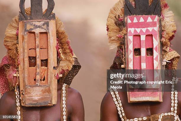 mali, dogon men wearing masks - tribù africana foto e immagini stock