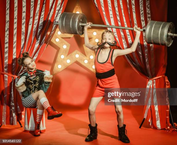retro pojke circus strongman visar sin styrka - young kid and barbell bildbanksfoton och bilder