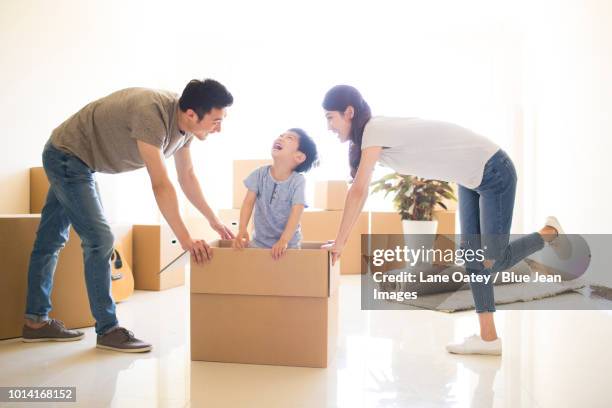 happy young family moving to a new house - einzug gegenlicht stock-fotos und bilder