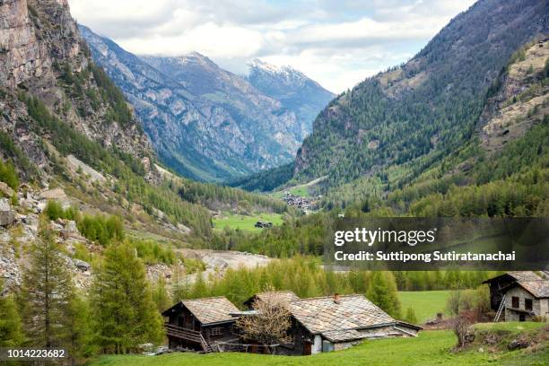 amazing touristic alpine village in mountain view in switzerland, europe - lauterbrunnen photos et images de collection