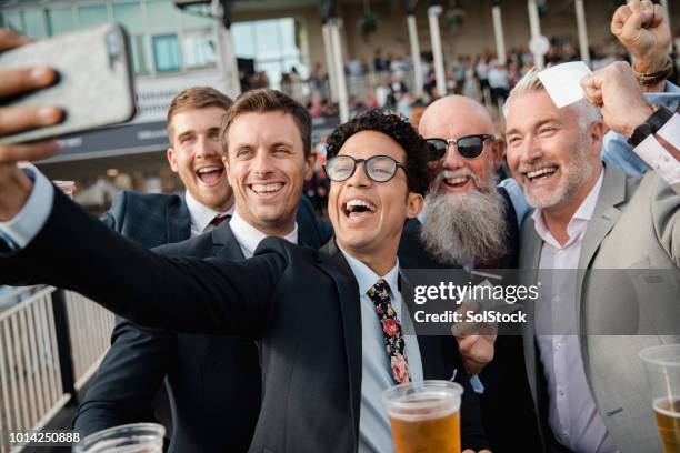 homens que tomam um selfie - newcastle races - fotografias e filmes do acervo