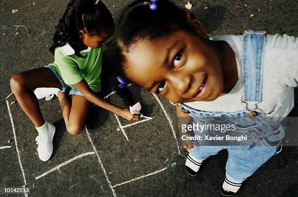 african american girls playing hopscotch - grande angular imagens e fotografias de stock