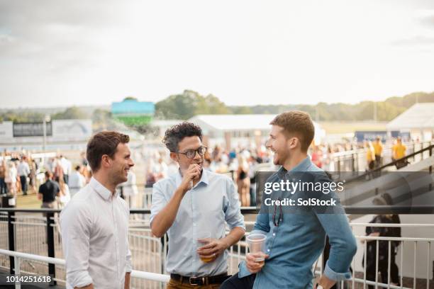 amigos, fazer uma pausa - newcastle races - fotografias e filmes do acervo