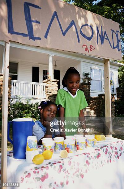 african american kids at lemonade stand - レモネード売り ストックフォトと画像