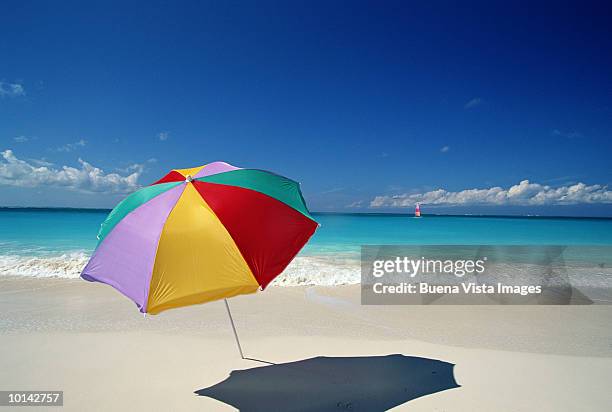 turks and caicos islands, providenciales - parasol photos et images de collection
