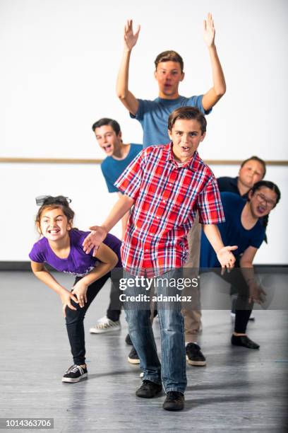 grupo diverso de estudiantes de drama practicando juego - acting fotografías e imágenes de stock