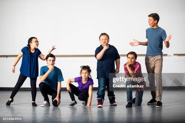 heterogene gruppe von schauspielstudierenden spielen üben - teatro stock-fotos und bilder