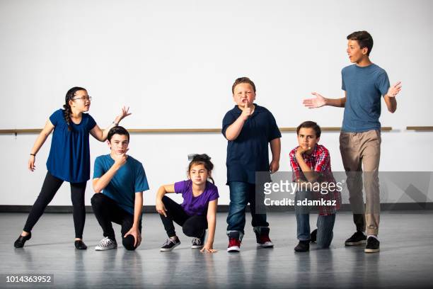 ドラマの学生演劇の練習の多様なグループ - 俳優 ストックフォトと画像