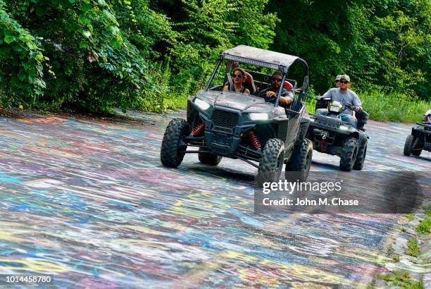 atv-fahrer unterwegs"graffiti" - centralia pennsylvania stock-fotos und bilder