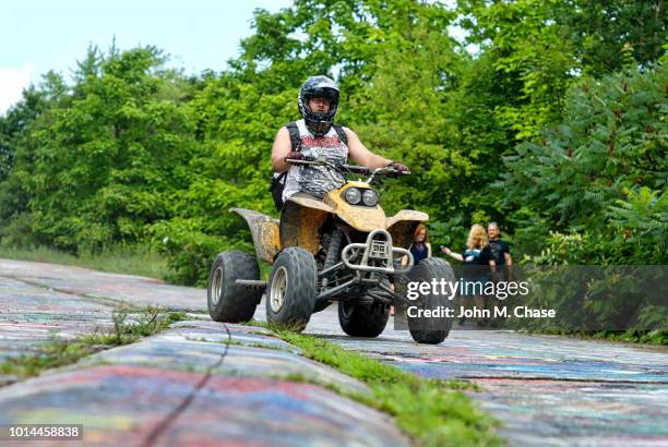 atv-fahrer unterwegs"graffiti" - centralia pennsylvania stock-fotos und bilder