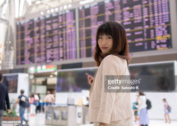 空港の出発エリアで若いビジネス女性 - 日本人　空港 ストックフォトと画像