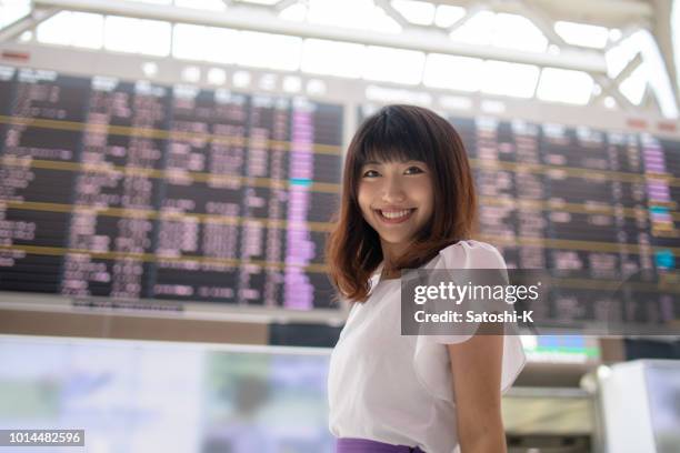 junge frau im abflugbereich des flughafen - narita stock-fotos und bilder