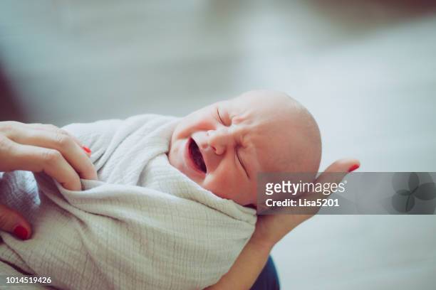 baby weint - babydecke stock-fotos und bilder