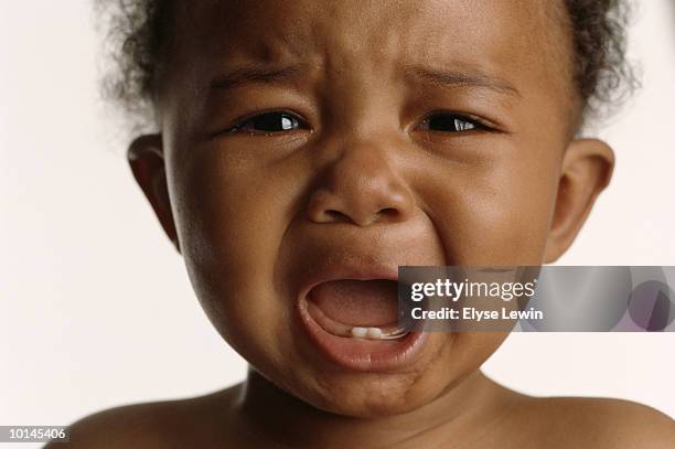 black baby crying - baby crying photos et images de collection