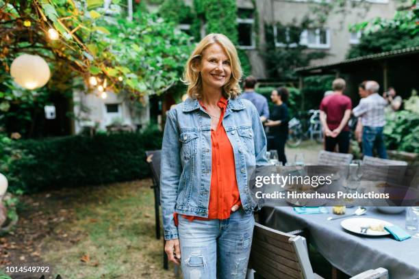 portrait of family member smiling after bbq meal outdoors - white jacket 個照片及圖片檔