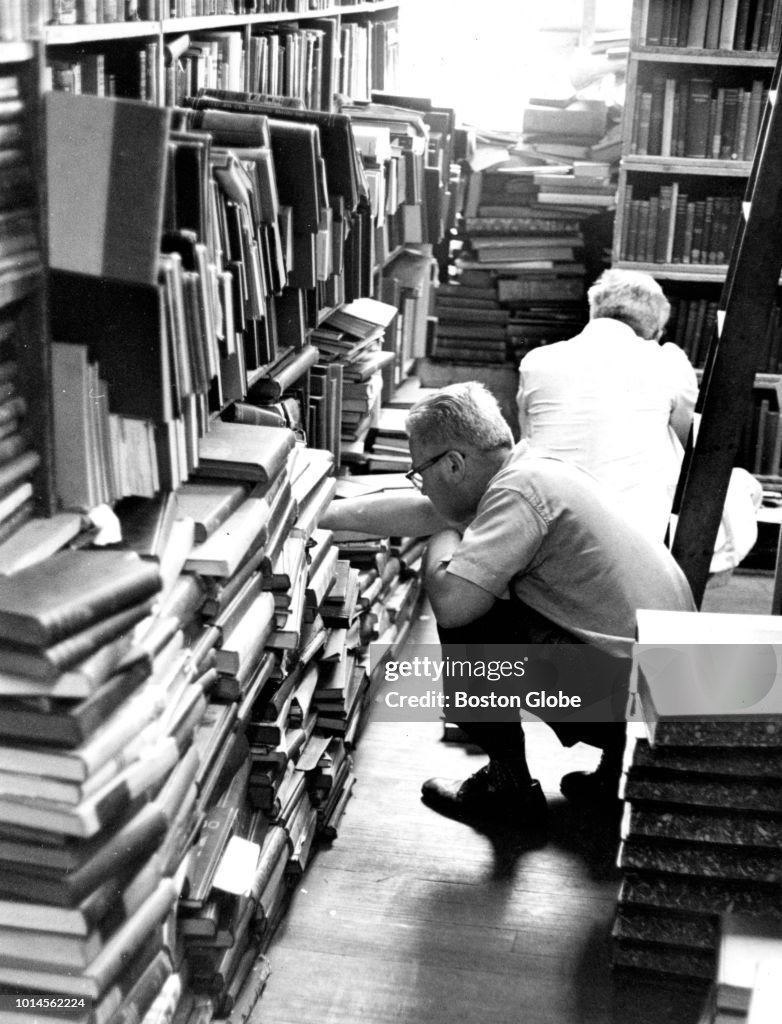 Brattle Customers browse inside The Brattle Book Shop on Cornhill in Boston ...