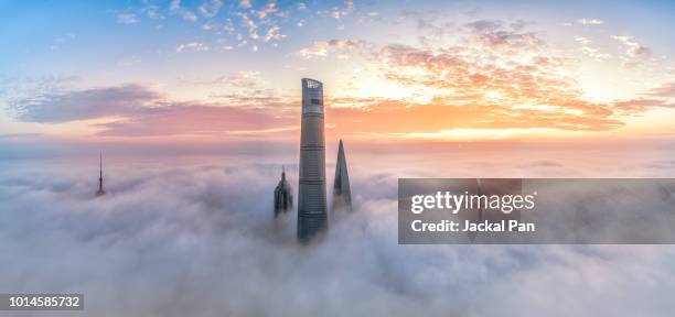 shanghai financial district in fog - shanghai aerial stock-fotos und bilder