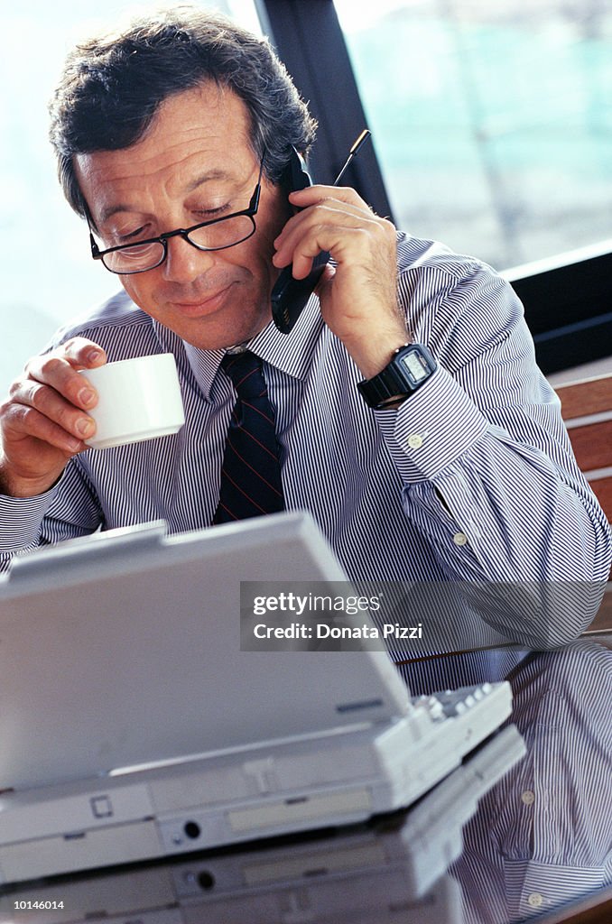 BUSINESSMAN WORKING IN CASUAL SITUATION