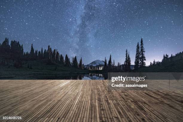 empty observation patio front of dramatic landscape - mount rainier nationalpark stock-fotos und bilder