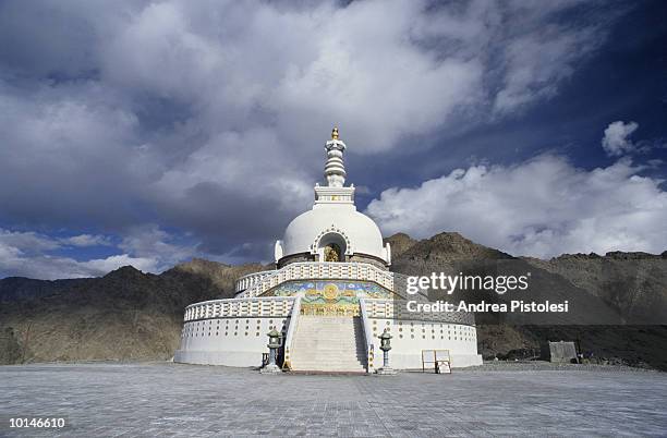 shanti stupa, leh, ladakh, india - シャンティストゥーパ ストックフォトと画像