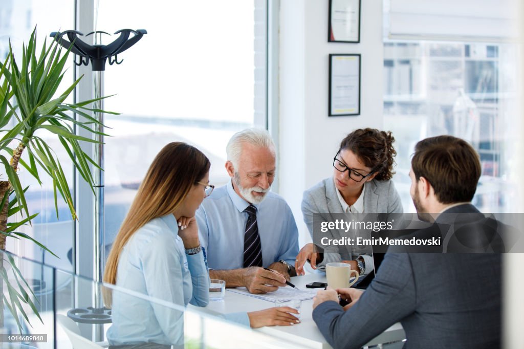 Geschäftsleute, die Vorstandssitzung im modernen Büro haben