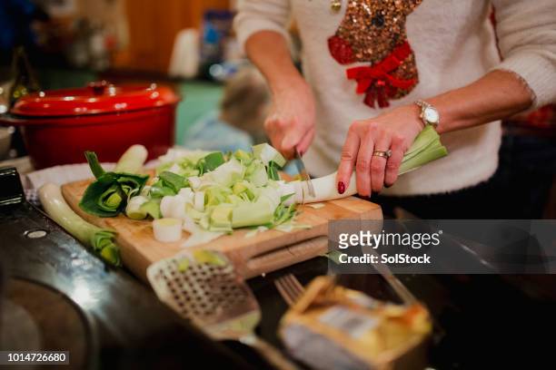 preparing leeks for christmas dinner - cortar cebola imagens e fotografias de stock