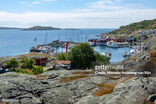 view of the southern port on the island of stora dyrön, bohuslän, västra götaland county, sweden - kattegat stock-fotos und bilder