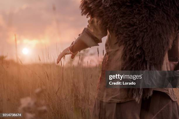 svärd svingar rödhårig blodiga viking krigare ensam i en gräsbevuxen våren fält - viking bildbanksfoton och bilder