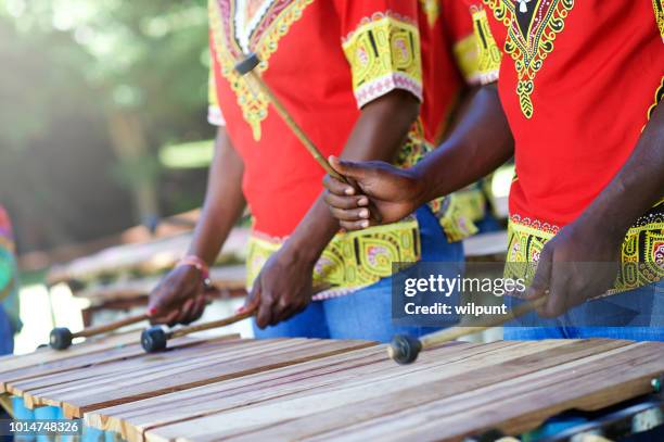 traditional african marimba player hands playing wooden xylophone outdoors - xilofone imagens e fotografias de stock