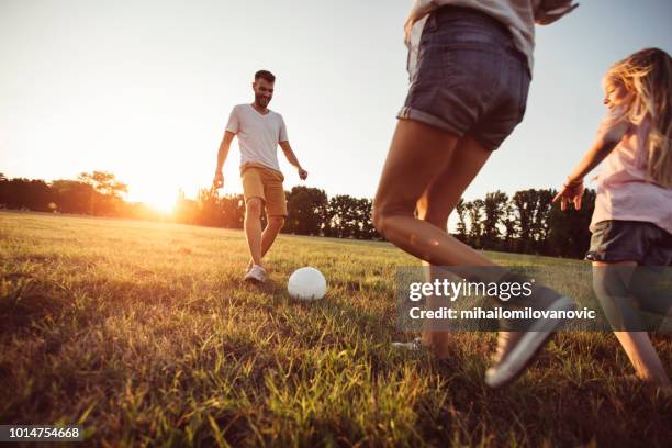 fußballspiel mit eltern - family soccer stock-fotos und bilder