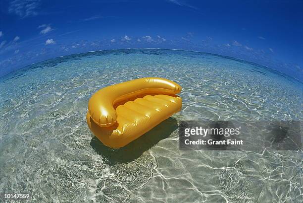 yellow loveseat, cok islands, south pacific - bubble chair stock-fotos und bilder