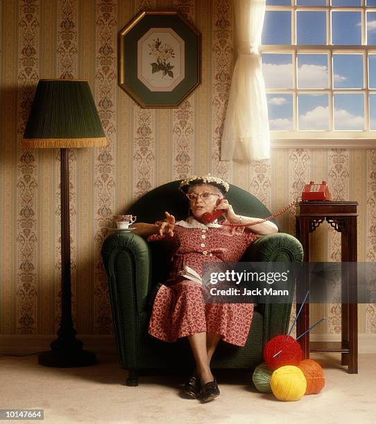 old lady in chair - vrouw behangen stockfoto's en -beelden