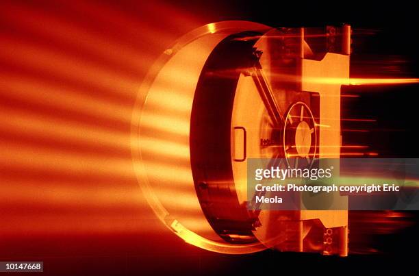 bank vault with light rays - kluisdeur stockfoto's en -beelden