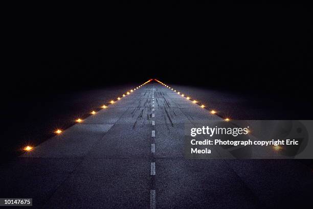 1 4点の滑走路 夜のストックフォト Getty Images