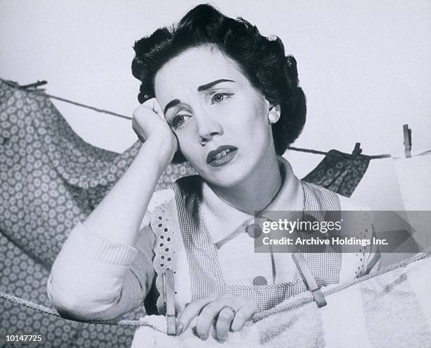 anguished housewife hanging clothes - 1950 woman bildbanksfoton och bilder