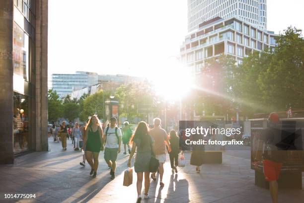 人群在一個陽光明媚的夏日, 購物在 kurfürstendamm, 柏林 - kurfürstendamm 個照片及圖片檔