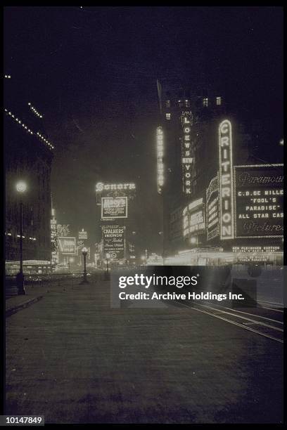 times square at night, new york city, circa 1921 - 1920s new york stockfoto's en -beelden