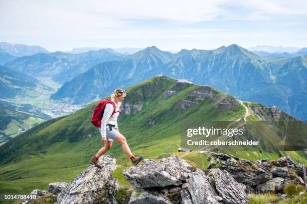 woman hiking on mountain path above gastein, salzburg, austria - frau ruhige szene berge stock-fotos und bilder