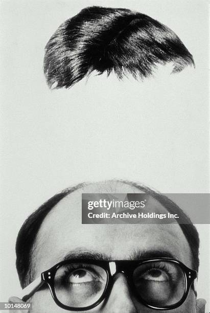 mans toupee hovering overhead, 1965 - calvo fotografías e imágenes de stock