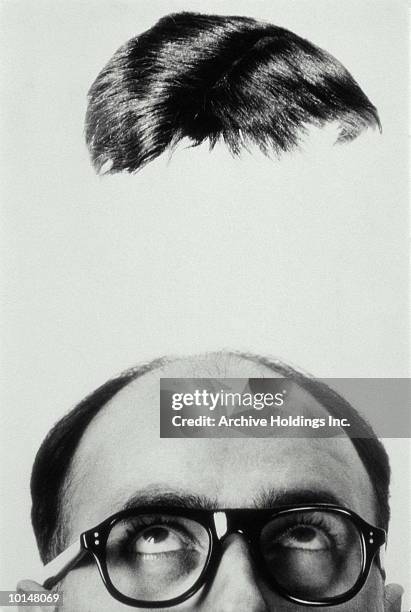 mans toupee hovering overhead, 1965 - glasses on top of head stock pictures, royalty-free photos & images