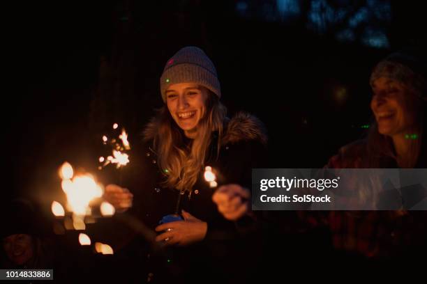 spaß mit wunderkerzen - bonfire night uk stock-fotos und bilder