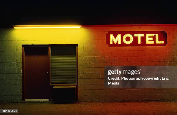 neon motel sign - モーテル ストックフォトと画像