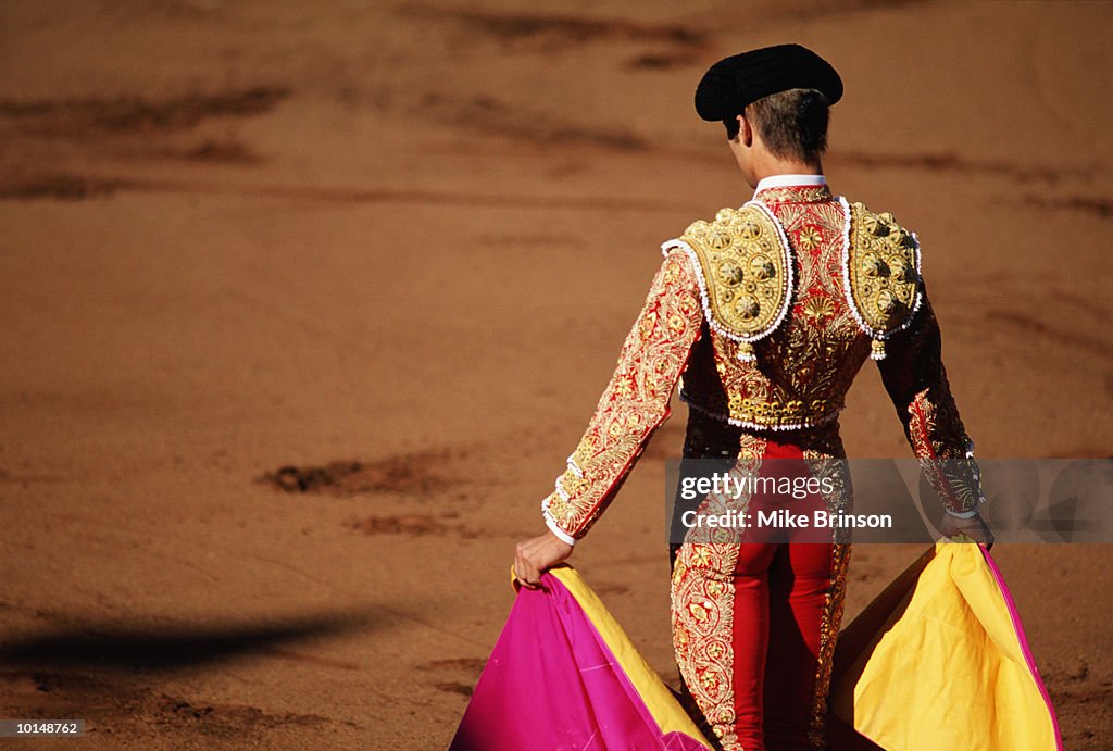 MATADOR IN BULLFIGHT SPAIN