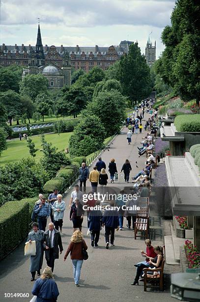 princes street gardens, edinburgh, scotland - princes street stock pictures, royalty-free photos & images