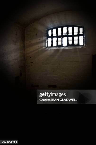 prison cell window - celda de cárcel fotografías e imágenes de stock
