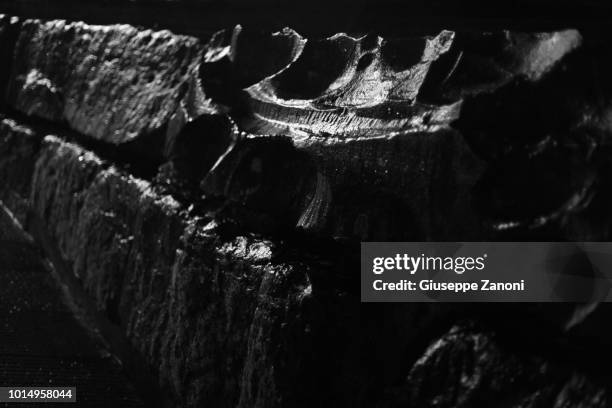 stone wall - iluminação de tungstênio - fotografias e filmes do acervo